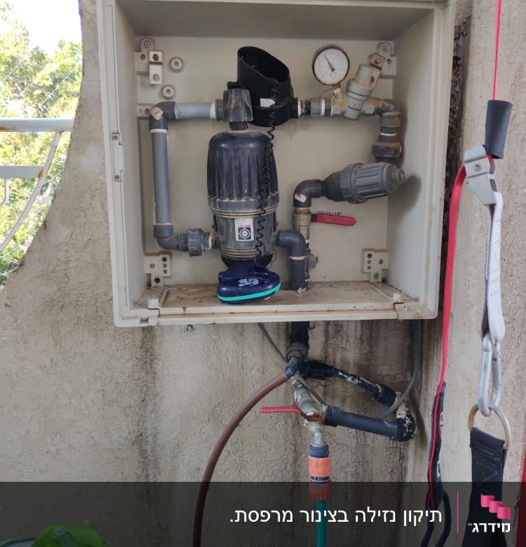 מערכת צינורות ומד לחץ בארון חיצוני